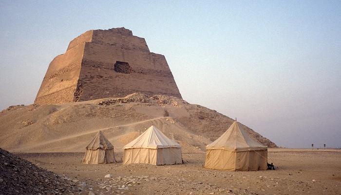 استئناف أعمال الحفائر بمنطقة هرم ميدوم في مصر