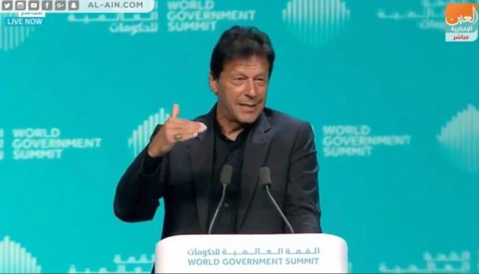 عمران خان رئيس الوزراء الباكستاني يلقي كلمته خلال قمة الحكومات