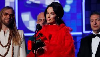 "جولدن أور" يفوز بجائزة جرامي لأفضل ألبوم في العام