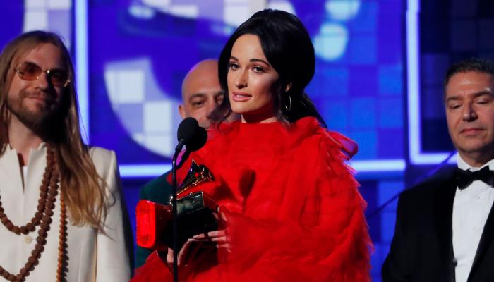 "جولدن أور" يفوز بجائزة جرامي لأفضل ألبوم في العام