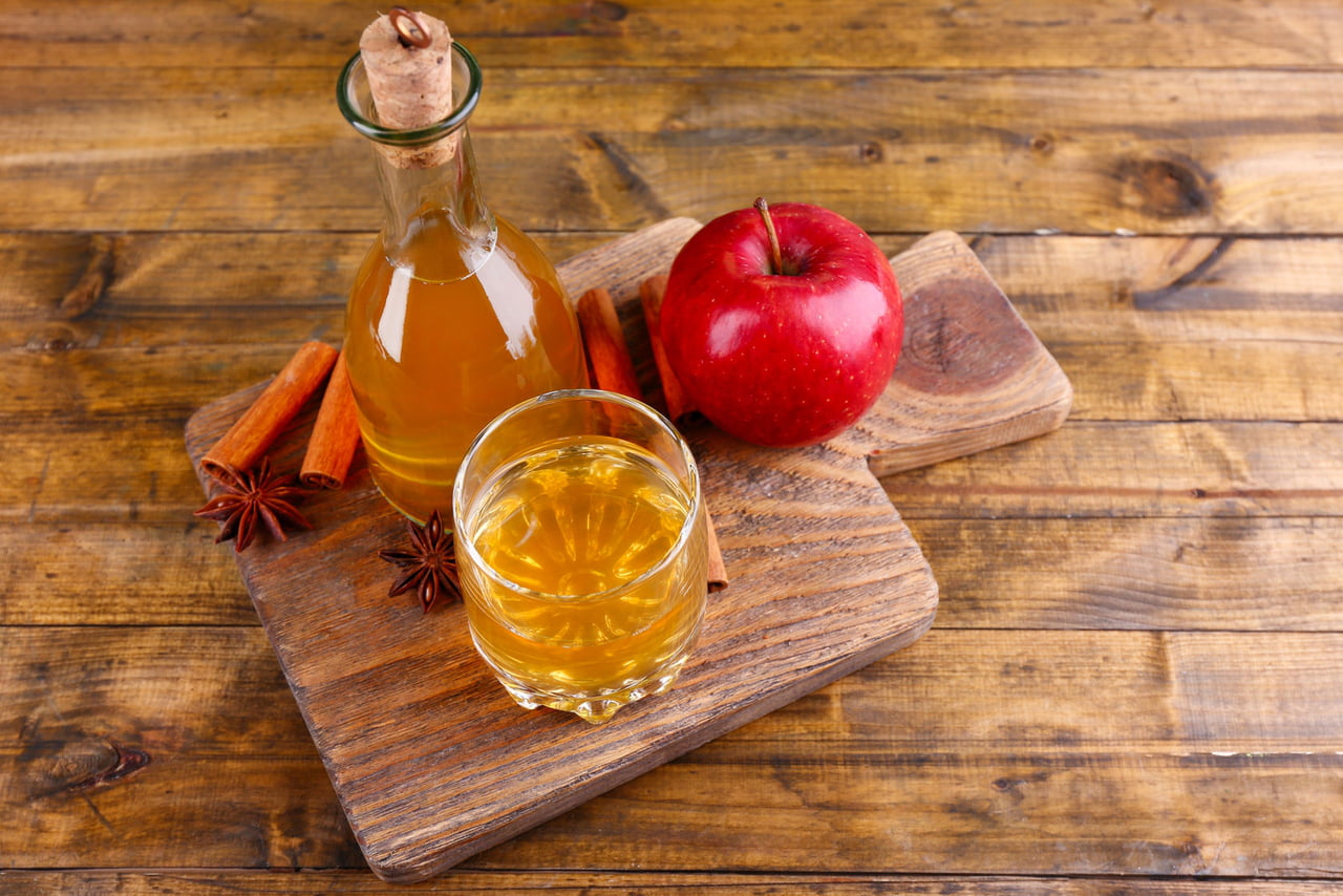 Вода с яблочным уксусом и медом. Уксус Apple Cider Vinegar. Медово яблочный уксус. Яблочный уксус фотосток. Яблоки мед уксус.
