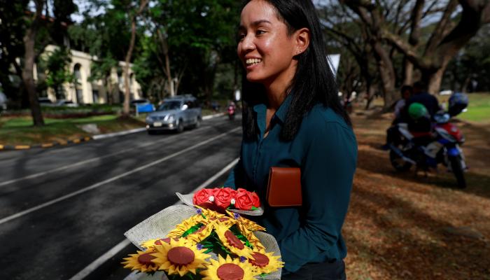 باقات زهور ورقية.. طريقة "منخفضة التكاليف" للتعبير عن الحب في الفلبين