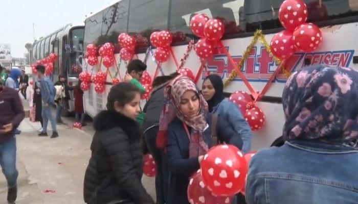 بوردة في عيد الحب.. متطوعون بالموصل يحاولون علاج ندوب مدينتهم