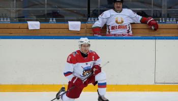 الرئيس الروسي فلاديمير بوتين يمارس تمارين الإحماء قبل المباراة