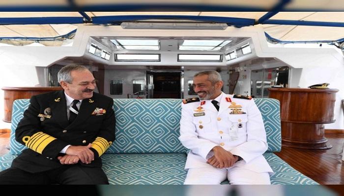 قائد القوات البحرية الإماراتية يلتقي ضيوف