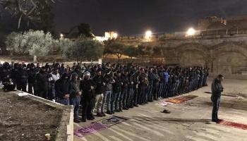المصلون في المسجد الأقصى قبل اقتحام الشرطة الإسرائيلية