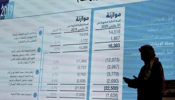 شاشة كبيرة توضح الميزانية السنوية للكويت  - رويترز