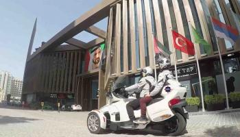 الليموزين المكشوف والدراجات النارية تجذبان عشاق الشتاء في دبي 