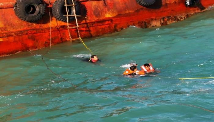 شرطة دبي تنقذ 14 بحاراً بعد اصطدام سفينتهم بكاسر الأمواج