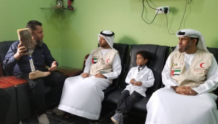 ممثلا الهلال الأحمر يطلعان على آلية عمل مركز الأطراف الصناعية بعدن