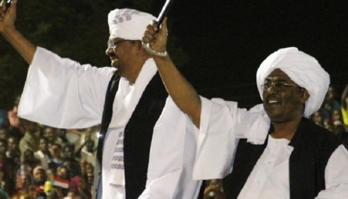 البشير بجواره إيلا خلال زيارة سابقة للرئيس السوداني إلى ولاية الجزيرة