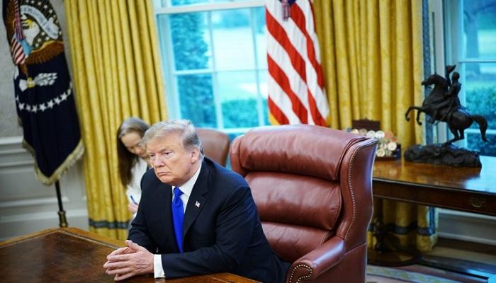 الرئيس الأمريكي دونالد ترامب داخل مكتبة بالبيت الأبيض