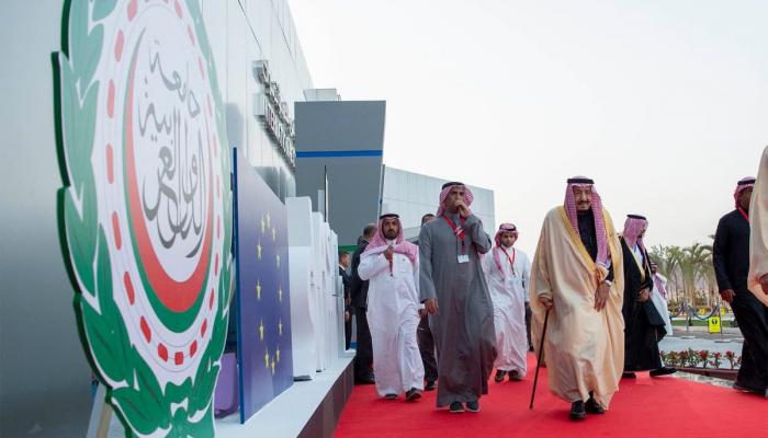 الملك سلمان بن عبدالعزيز لدى وصوله القمة العربية الأوروبية