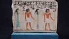 عرض لوحة جنائزية تجاور قناعا ذهبيا لأول مرة في المتحف المصري