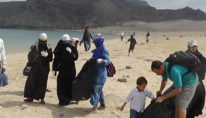 متطوعون في شواطئ مدينة عدن اليمنية