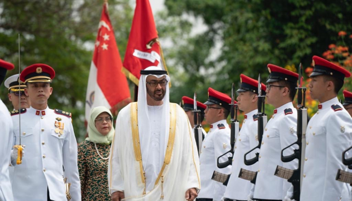الشيخ محمد بن زايد آل نهيان ورئيسة سنغافورة في استقباله