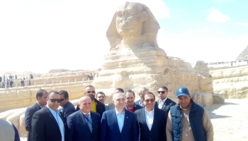 رئيس ألبانيا في منطقة أهرامات الجيزة