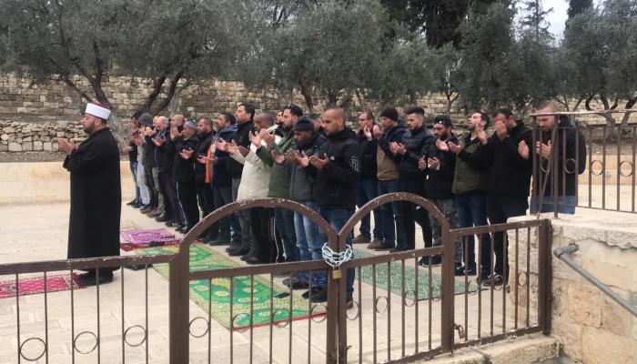 فلسطينيون يؤدون الصلاة أمام باب الرحمة بالمسجد الأقصى