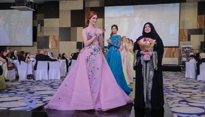 جانب من عرض أزياء منى المنصوري في الحفل
