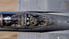 مصور يلتقط صورة نادرة لطيار داخل مقاتلة "إف-15" من أعلى جبل