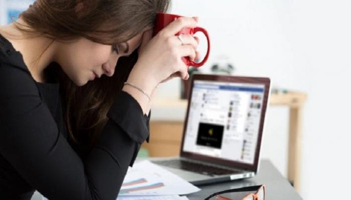 التغيرات الهرمونية التي تمر بها المرأة شهريا تصيبها بالاكتئاب