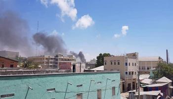 الدخان يتصاعد جراء تفجير مقديشو