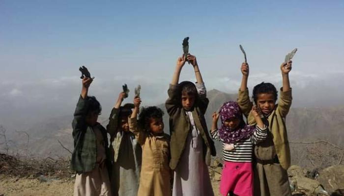 أطفال حجور يرفعون بقايا قذائف مليشيا الحوثي - أرشيفية