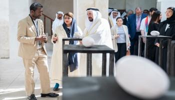 الشيخ الدكتور سلطان بن محمد القاسمي يتجول في بينالي الشارقة