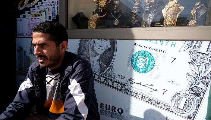 أحد محلات بيع الذهب والعملات في بنغازي - رويترز