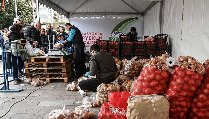 أتراك يصطفون لشراء الخضار في إسطنبول
