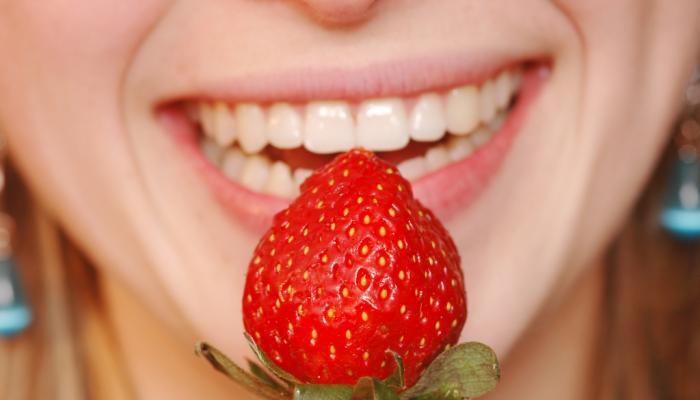 10 نصائح لأسنان صحية.. تناول الفواكه وابتعد عن الشاي والقهوة