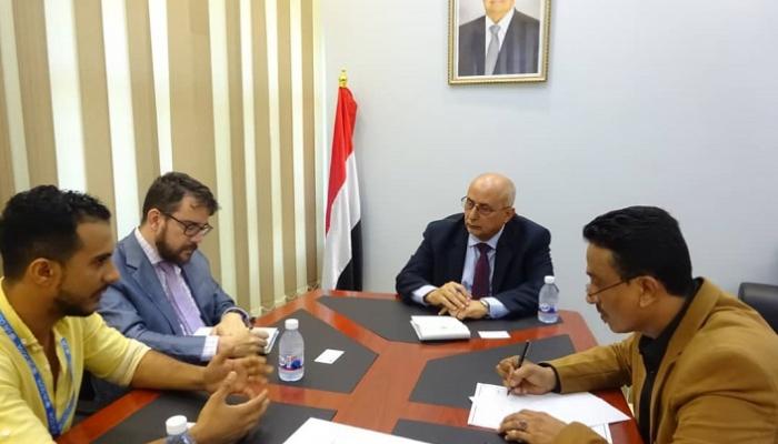 جانب من لقاء الوزير اليمني عبدالرقيب فتح مع المسؤول الأممي