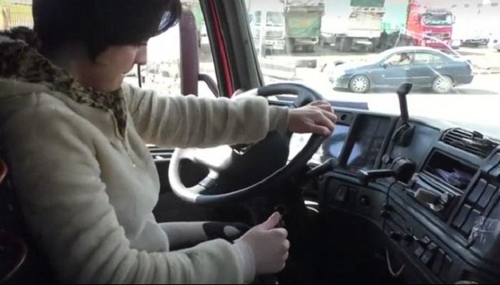 "قيادة الشاحنات" مجال جديد تقتحمه السوريات