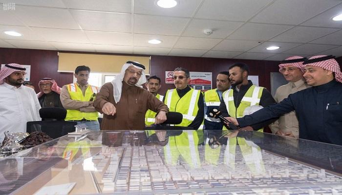 خالد الفالح أثناء زيارته لمشروع سكاكا