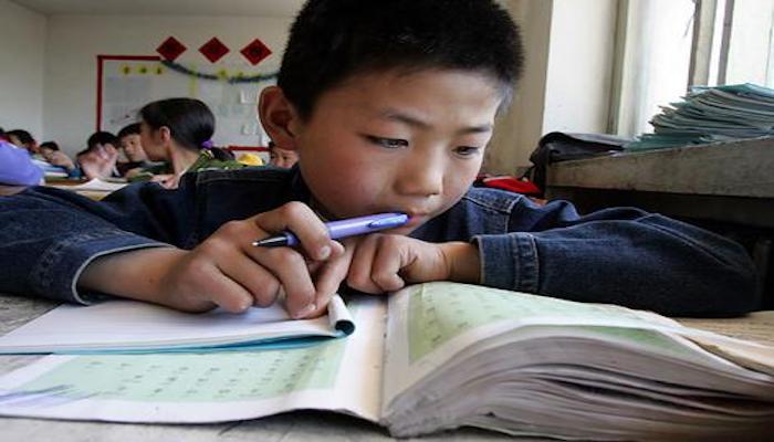 أم تتخلى عن ابنها لحصوله على درجات أدنى من المتوقع