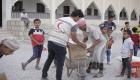 بالصور.. الإمارات تقدم مساعدات غذائية لأهالي مديرية تريم بوادي حضرموت