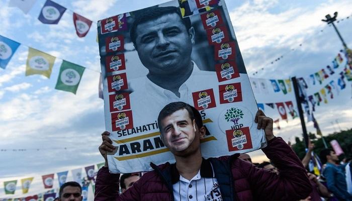 صلاح الدين جوندوز اعتُقل بسبب رفع ملصق لمعارض تركي
