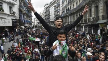 بوتفليقة يتراجع عن الولاية الخامسة والحراك يتواصل ضد التمديد