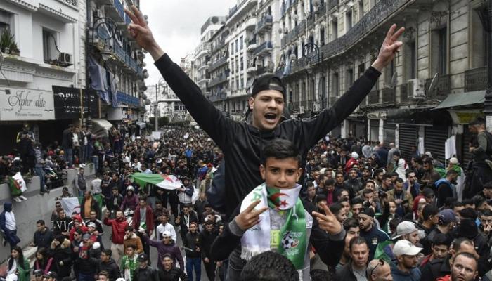 بوتفليقة يتراجع عن الولاية الخامسة والحراك يتواصل ضد التمديد