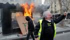  بالصور.. "السترات الصفراء" تشعل باريس والشرطة الفرنسية تطلق الغاز