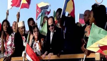الرئيس السيسي وسط عددٍ من المشاركين في الملتقى