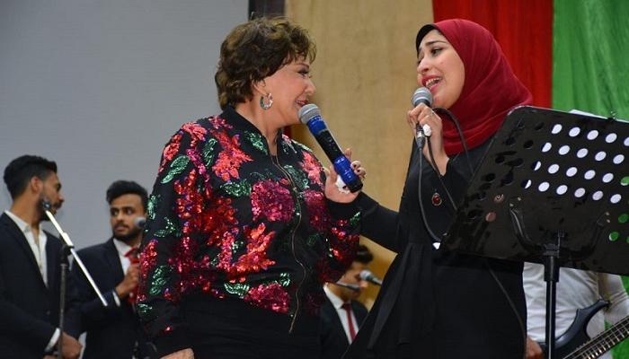 لبلبة خلال غنائها مع طالبة صعيدية