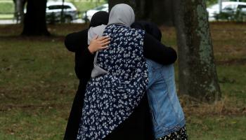 بعض ذوي الضحايا يتعانقون بالقرب من موقع المذبحة
