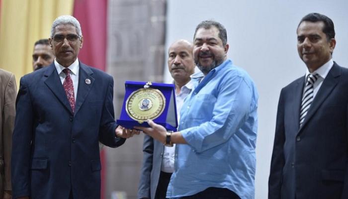 طارق عبدالعزيز يتسلّم درع التكريم