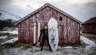 بالصور.. راكب أمواج نرويجي يمارس هوايته على ألواح من الجليد