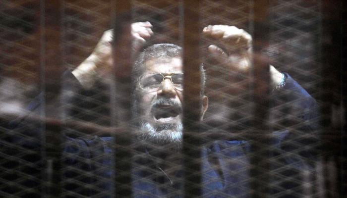 الرئيس الإخواني المعزول محمد مرسي أثناء جلسات محاكمته - أرشيفية