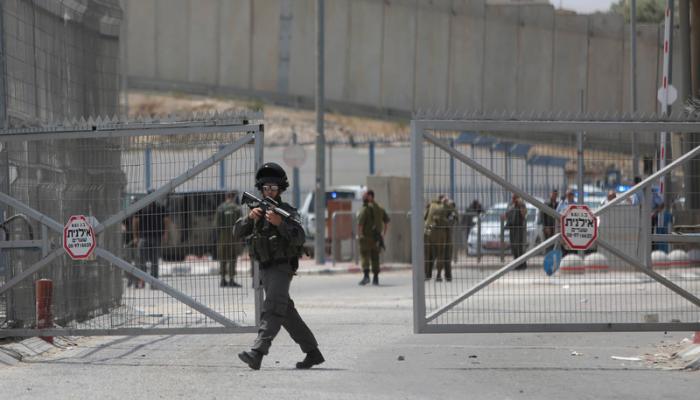 صورة أرشيفية لحاجز إسرائيلي مغلق في الضفة
