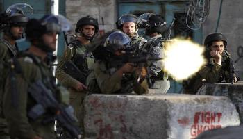جنود الاحتلال يطلقون النار تجاه فلسطينيين - أرشيفية