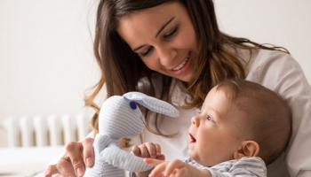 انكماش عقل الأمهات ظاهرة صحية لخدمة أطفالهن - أرشيفية