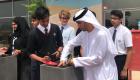 بالصور.. وزير البيئة الإماراتي يشارك الطلاب زراعة شجر "الغاف"